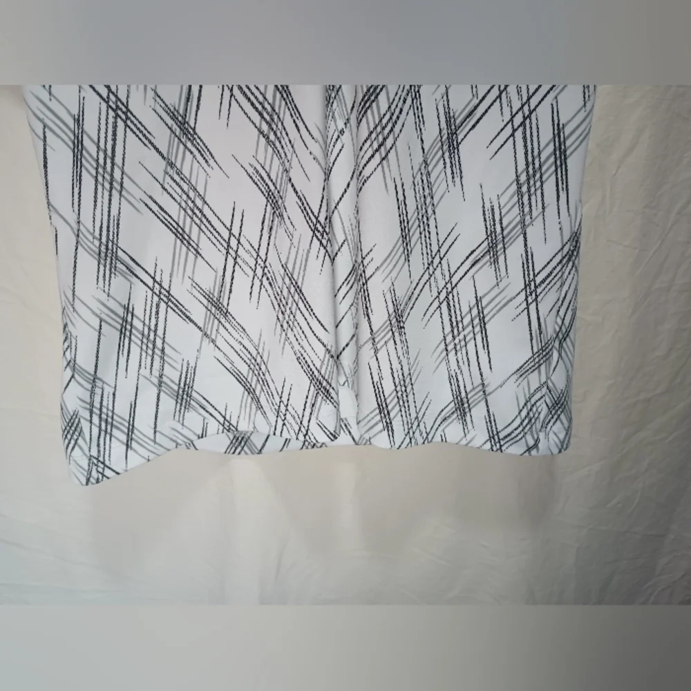 Woman's Callaway sleeveless golf shirt Medium in a cross scratch design ⛳🏌️‍♂️ - Picture 6 of 7